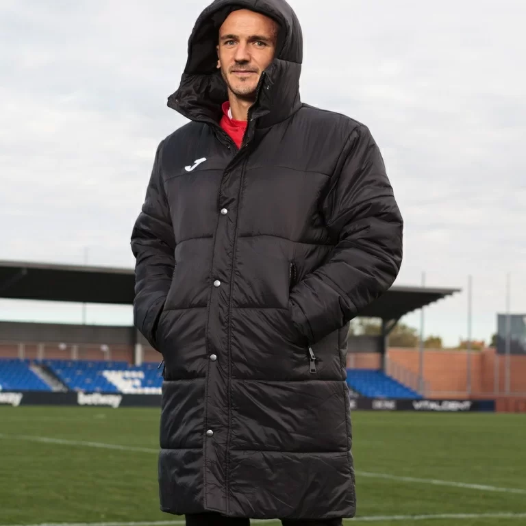 Реальное фото Joma. Теплая куртка удлиненная ISLANDIA III 101697.100 СвСк  от магазина СпортЕВ