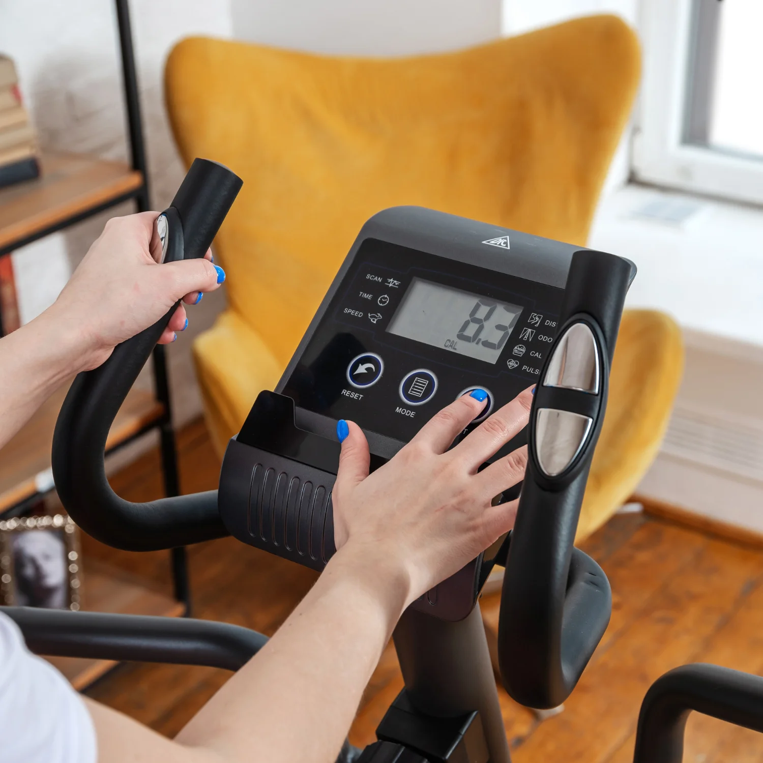 Реальное фото Эллиптический тренажер DFC E6710T от магазина Спортев