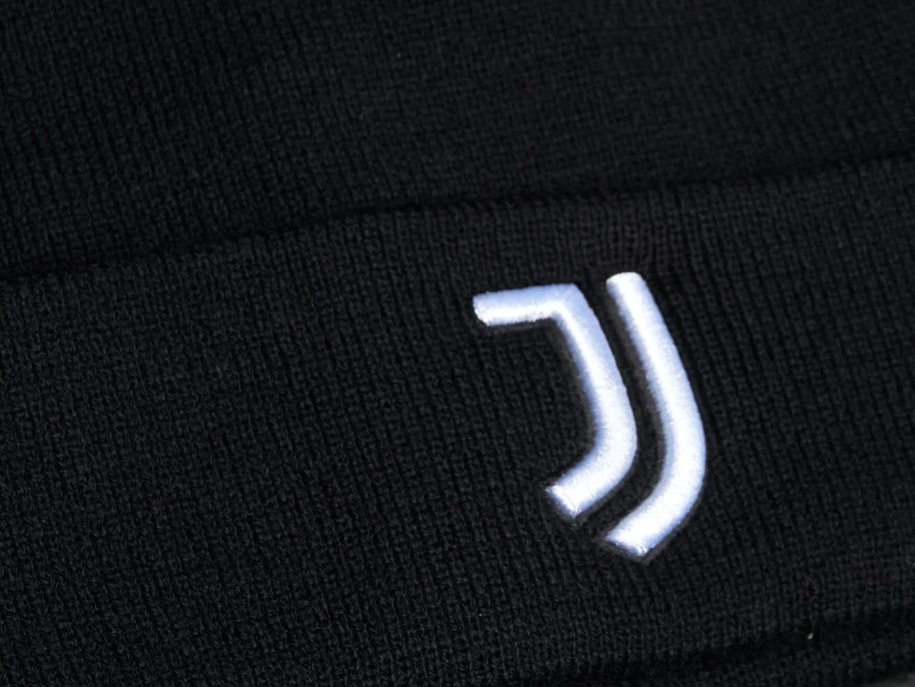 Реальное фото Шапка FC Juventus черная р.55-58 37300 от магазина Спортев