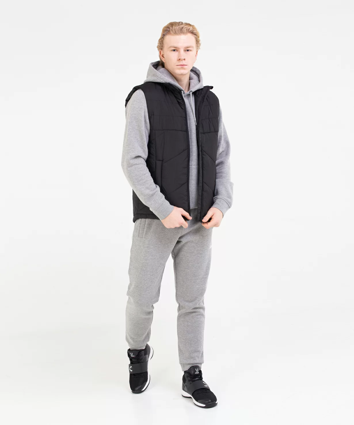 Реальное фото Жилет утепленный ESSENTIAL Padded Vest, черный Jögel от магазина Спортев