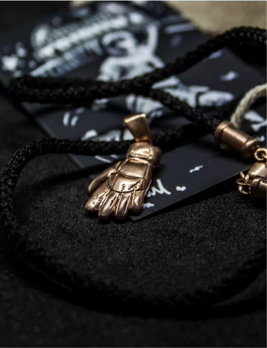 Реальное фото Подвеска "перчатка вратаская" из ювелирной бронзы от магазина СпортЕВ