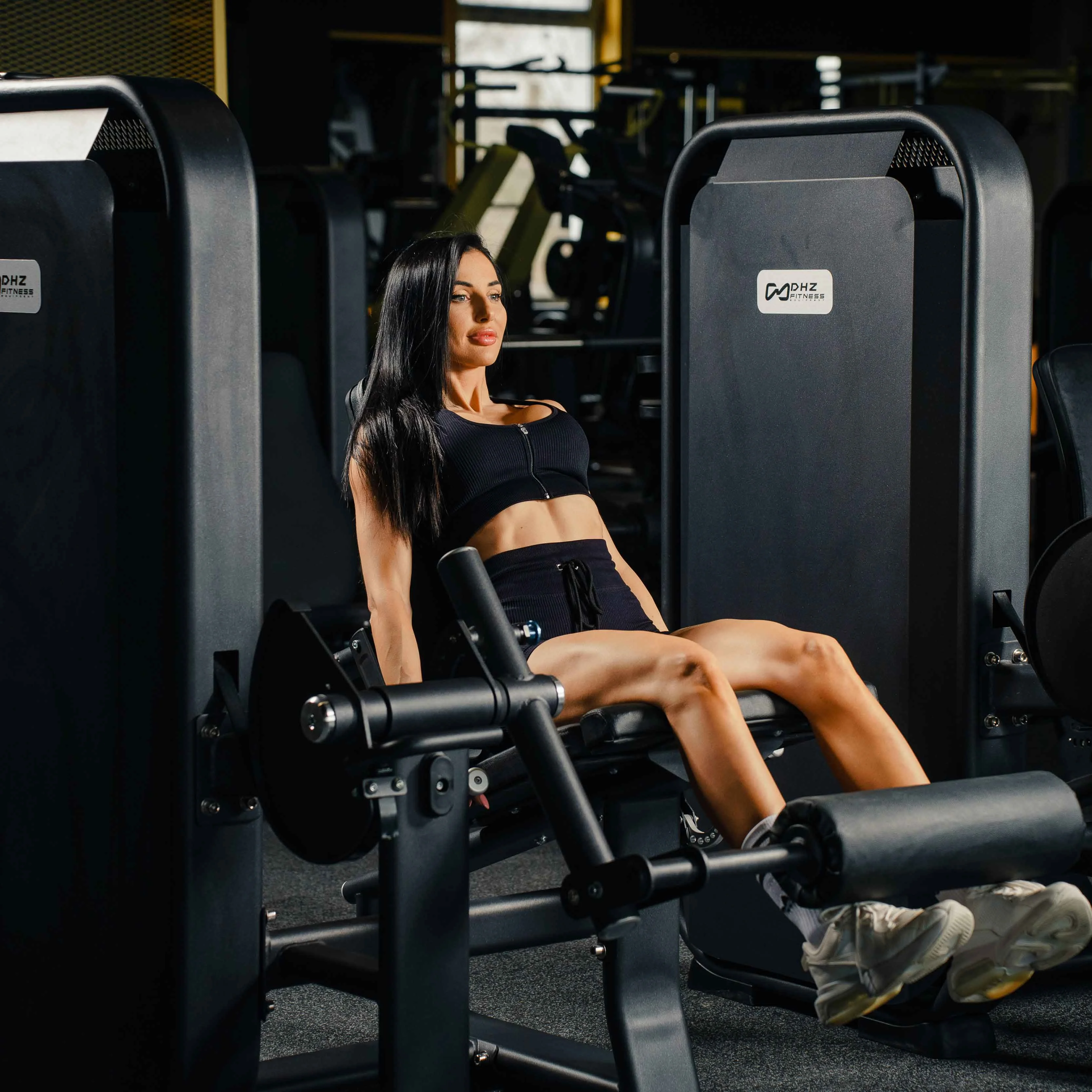 Реальное фото E7002JZ Разгибание ног сидя. Стек 135 кг от магазина Спортев