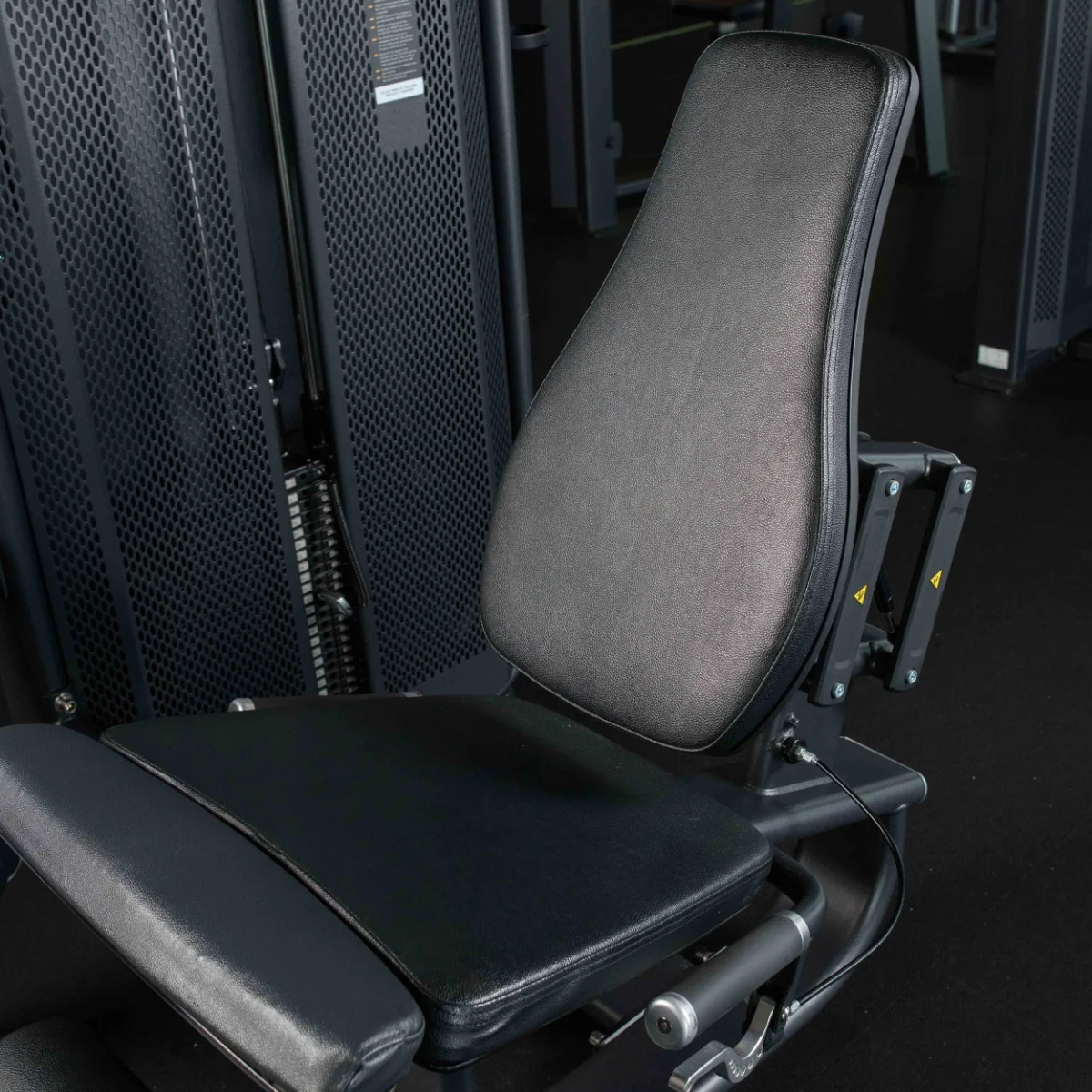 Реальное фото E7002JZ Разгибание ног сидя. Стек 135 кг от магазина Спортев