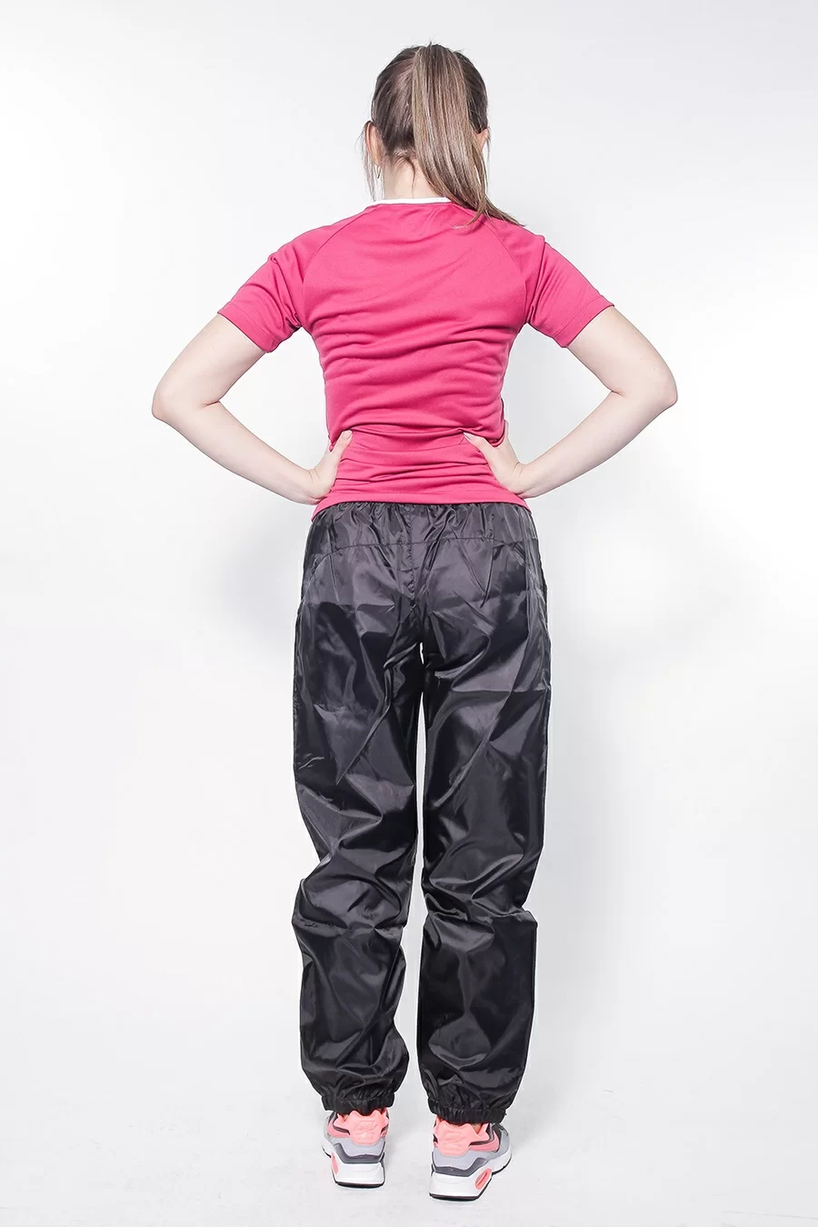 Реальное фото Брюки ветрозащитные Umbro Uniform Training Shower Pants чер/бел/бел 423013/611 от магазина СпортЕВ