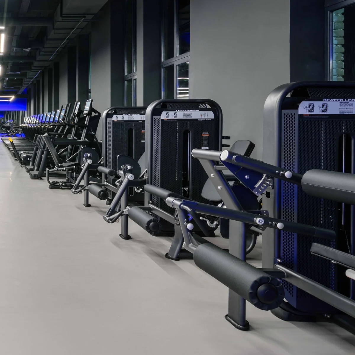 Реальное фото E7002JZ Разгибание ног сидя. Стек 135 кг от магазина Спортев